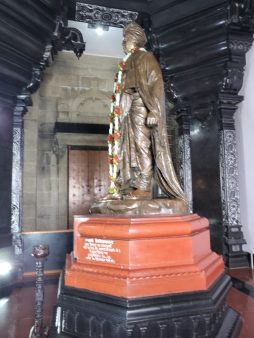 Image of the life-sized bronze statue of Swami Vivekananda on the Vivekananda Rock