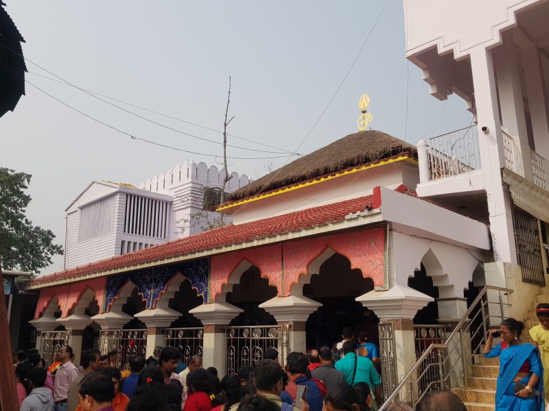 Image of the queue of worshippers at Baba Loknath Brahmachari's Chakla Temple